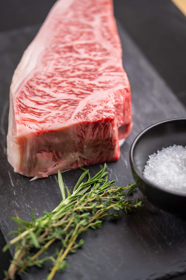 Foto van een Wagyu steak met zout en kruiden op een bord