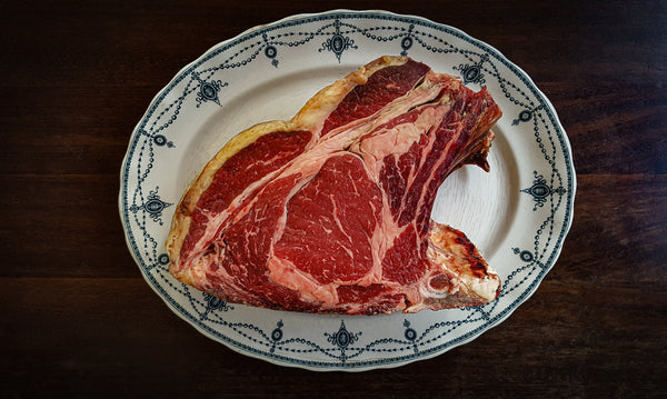 Foto van een bone-in ribeye steak met ribbenstiftvlees